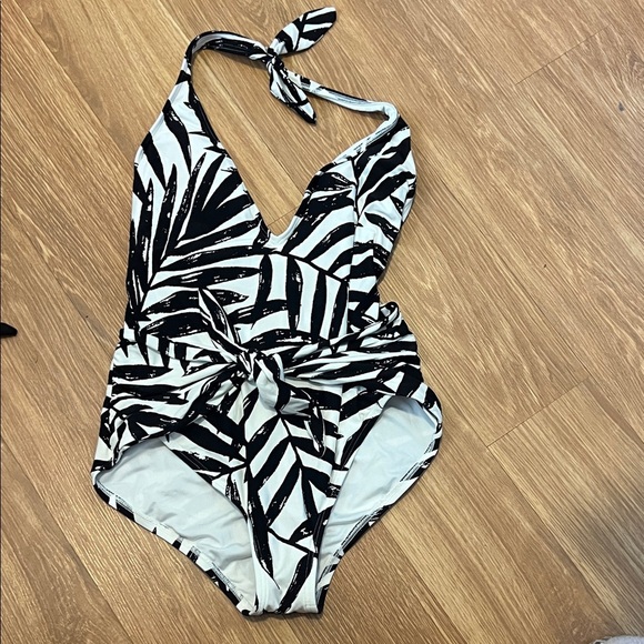 Carmen Marc Valvo Black and White One Piece Swimsuit size 8 excellent condition - Picture 1 of 4